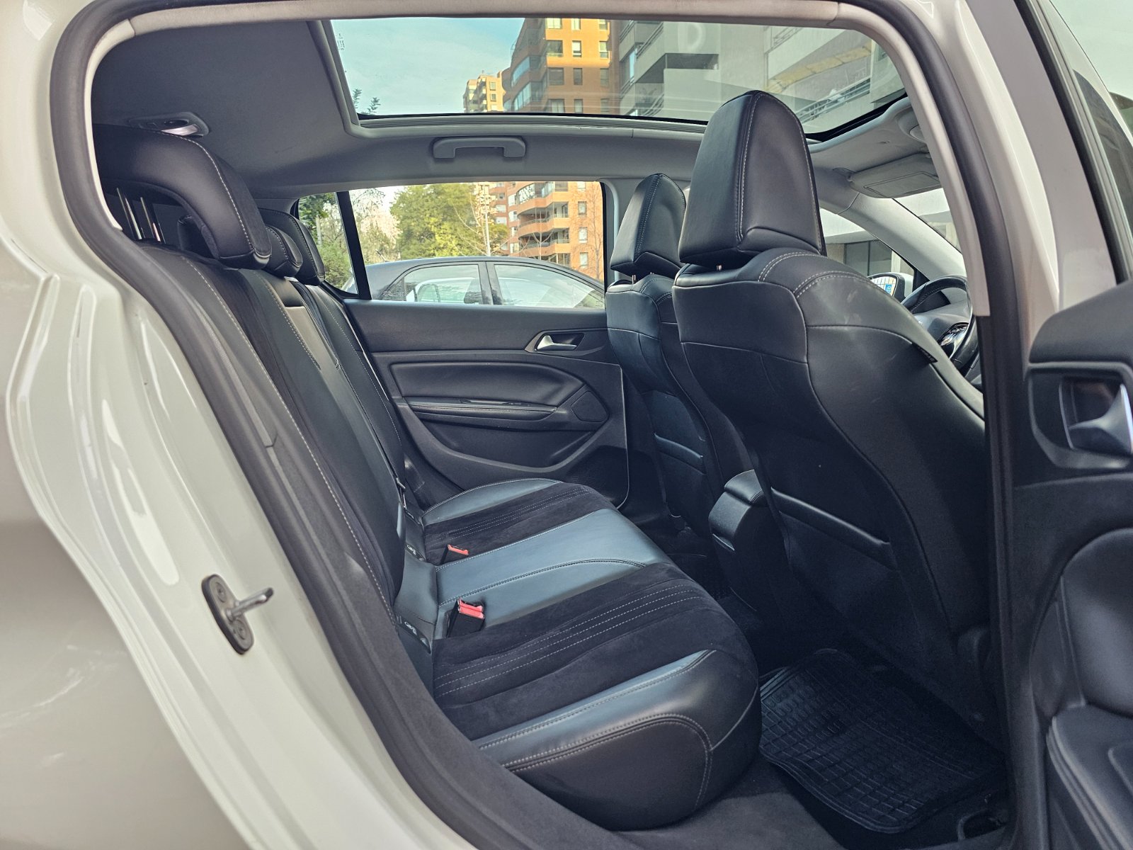 PEUGEOT 1.6 HDI ALLURE AUT - Imagen 22