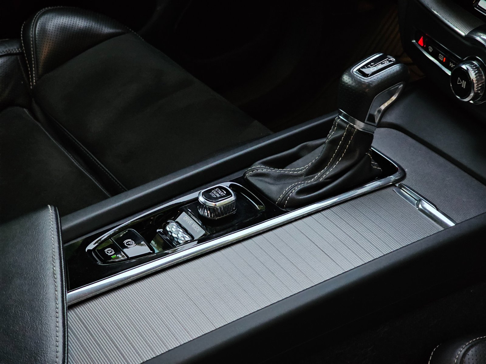 VOLVO XC60 2.0 T6 R-DESING AWD - Imagen 19